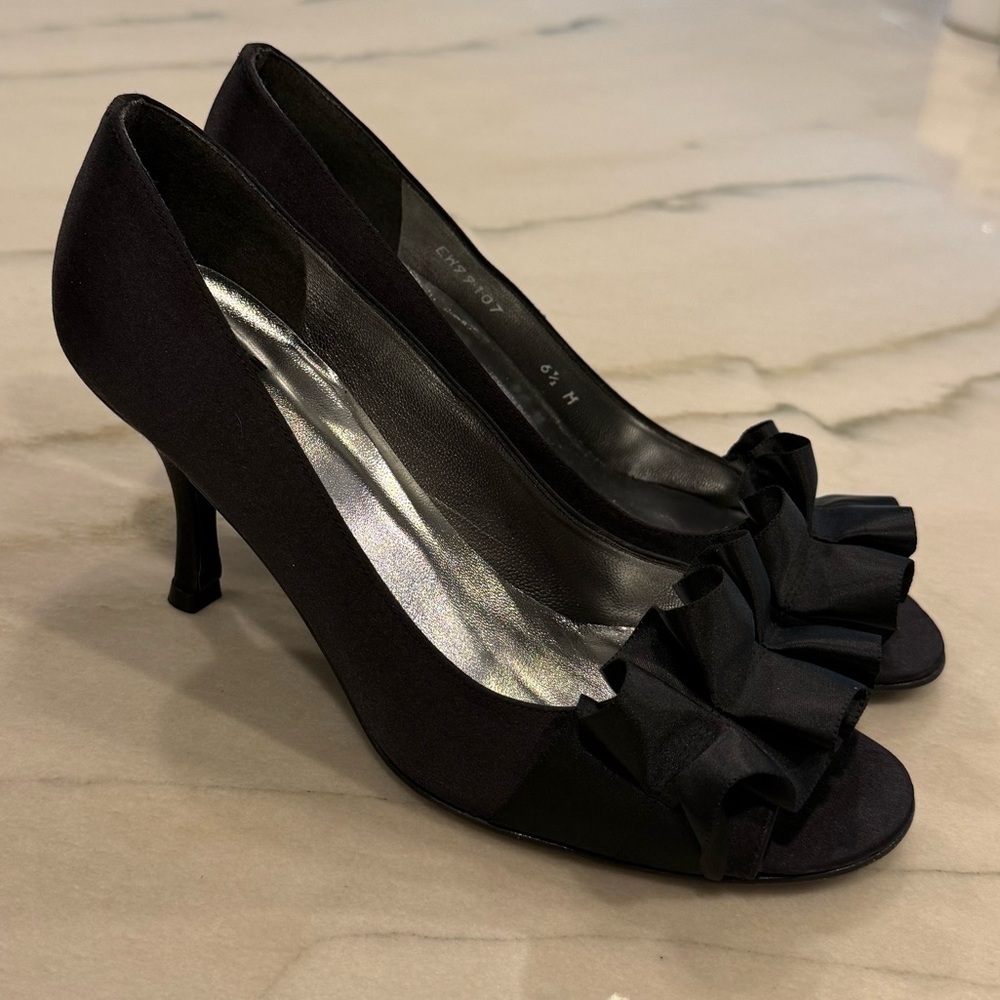 Stuart Weitzman Heels Size 6.5 Black Satin Ruffle - Picture 15 of 15